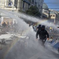 Protestas contra Bachelet dejan un muerto