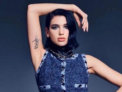 Dua Lipa llegó con una blusita blanca pero quitó lo de abajo... ¡Se ve hasta el fondo!