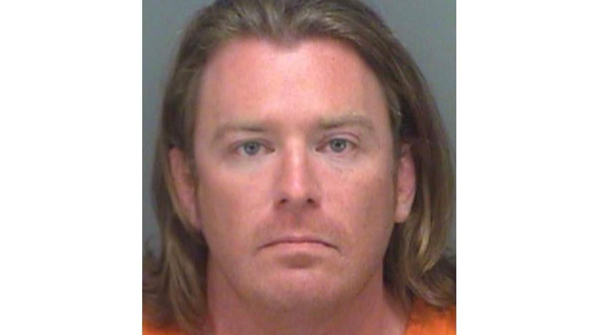 Adam Christian Johnson, de 36 años, fue detenido la noche del viernes