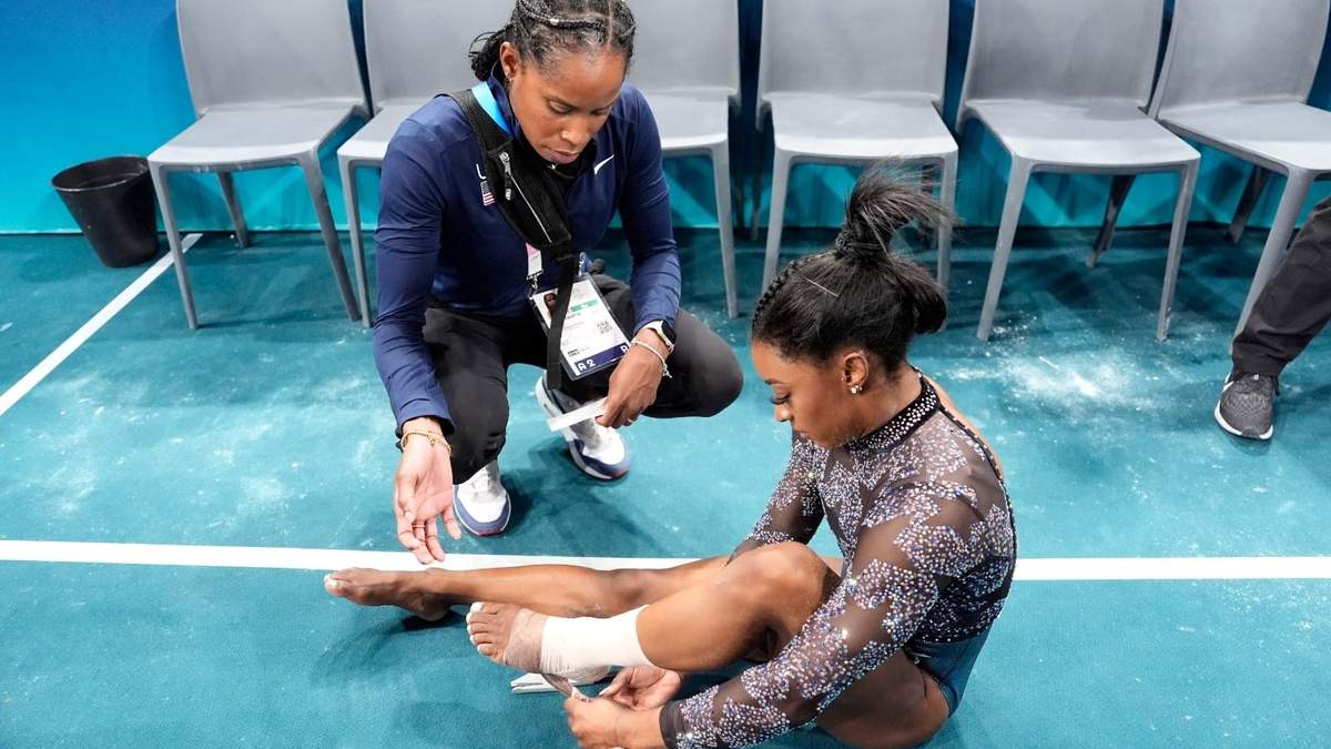 La estadounidense Simone Biles se venda el tobillo tras competir en las barras asimétricas de la gimnasia artística de los Juegos Olímpicos de París, el domingo 28 de julio de 2024.