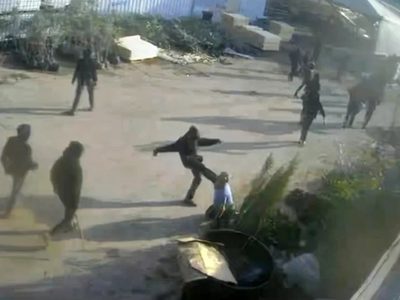 Video muestra a hombres armados golpeando a palestino en la Cisjordania ocupada por Israel