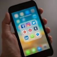 Australia se convierte en el primer país del mundo en prohibir el uso de redes sociales a menores