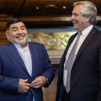 El particular recuerdo que Alberto Fernández dejó en el cajón de Diego Maradona