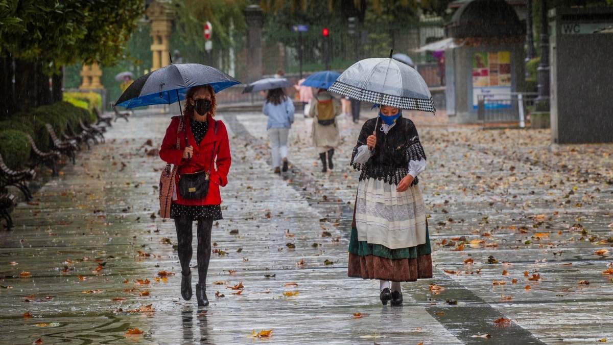 Varias personas caminan bajo la lluvia en la isla de Madeira, Portugal. Fuente: (Twitter)