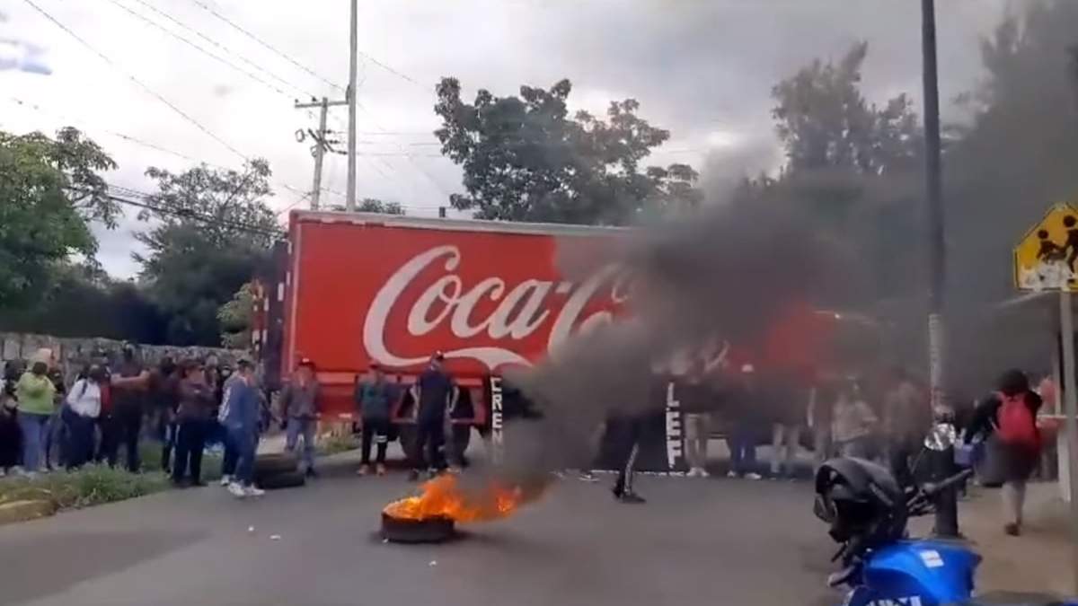 Uno de los bloqueos de los normalistas en Oaxaca