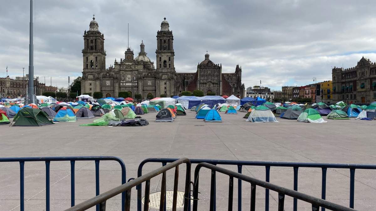 Vallas metálicas aíslan el campamento de Frena en el Zócalo