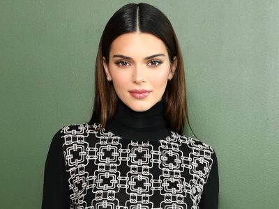 ¡Todos atentos! Kendall Jenner nos sorprendió con un vestuario blanco y una rosa ¿se casa?
