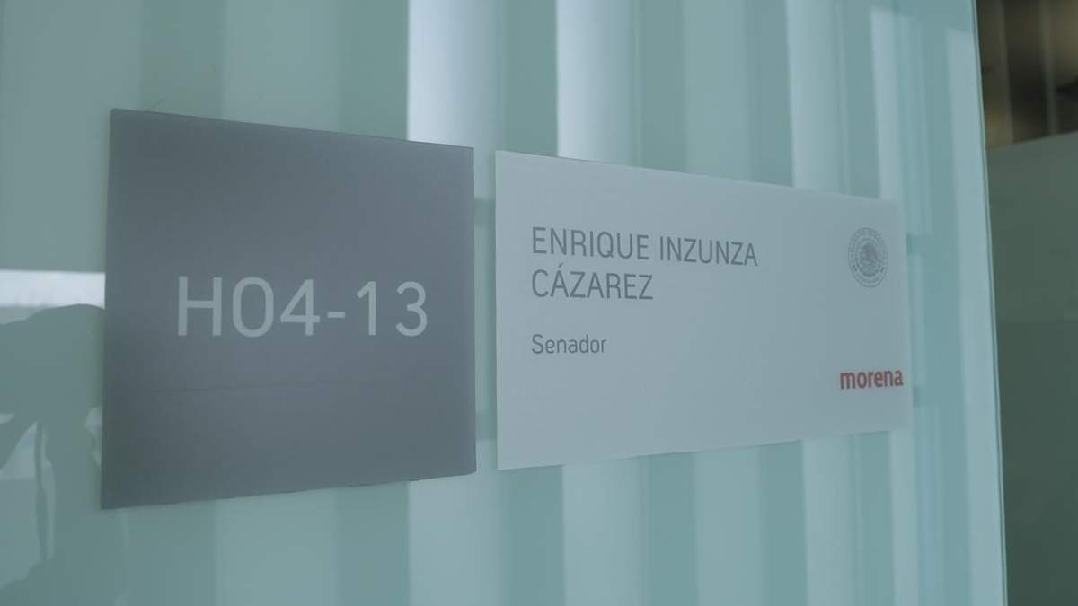 Enrique Inzunza vuelve a su escaño tras diez horas de licencia