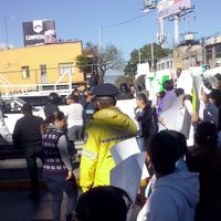 Bloqueo de padres de familia 'pega” al AICM; exigen a Nuño reparación de escuelas