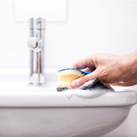 El secreto de las abuelas para eliminar el sarro del lavamanos de tu baño sin usar ni una sola gota de lavandina
