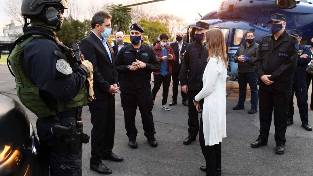 El presidente de la Cámara de Diputados, Sergio Massa, junto a fuerzas de la Policía Federal. Fuente: (Twitter)