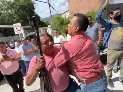 Sindicalizados, policías y escoltas golpean a reporteros en Chilpancingo (Videos)