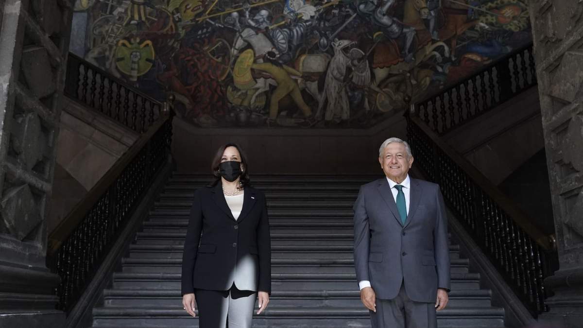 Kamala Harris, vicepresidenta de EE. UU., junto al presidente de México, Andrés Manuel López Obrador. Fuente: (Twitter)