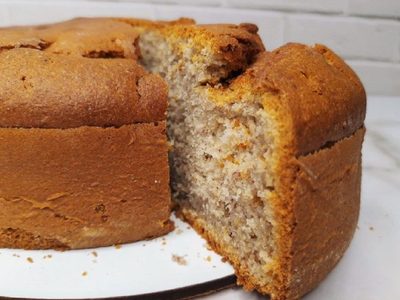 Con esas bananas que estás por tirar, preparate esta torta re esponjosa y perfecta para acompañar con mates