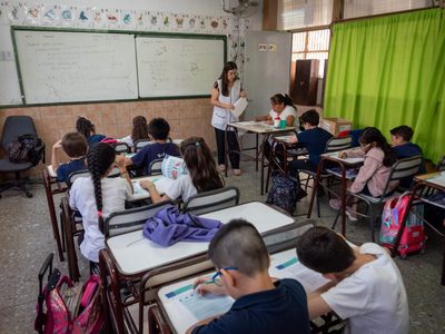 Por la baja en la natalidad, estiman que en 2030 habrá 12 alumnos por cada docente