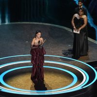 Zoe Saldaña gana el Oscar como actriz de reparto por "Emilia Pérez"; reivindica a migrantes
