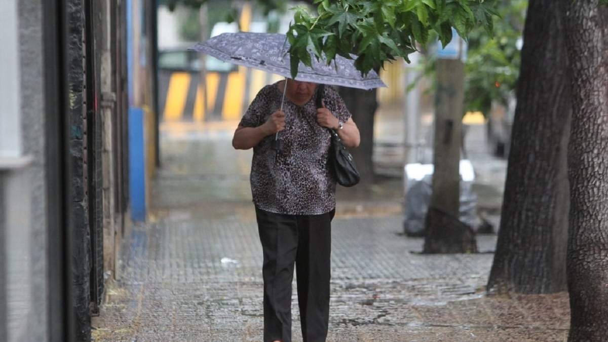Pese a que en varios puntos de la provincia saldrá el Sol, en la mayor parte del territorio el clima traerá más lluvias este lunes. Fuente: (Twitter)