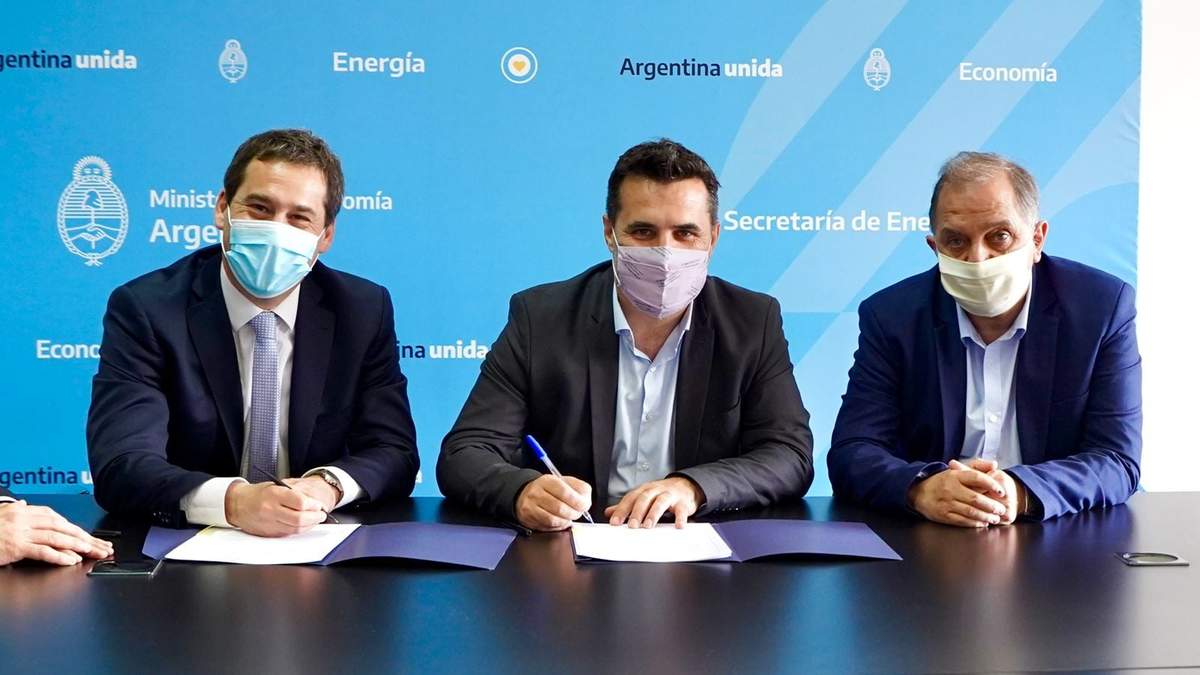 Darío Martínez, secretario de Energía, en la firma de los convenios. Fuente: (Twitter)