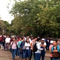 Miles de solicitantes hacen fila para solicitar empleo en obras de refinería de Dos Bocas