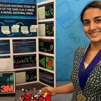 Adolescente gana premio por desarrollar posible tratamiento contra covid-19