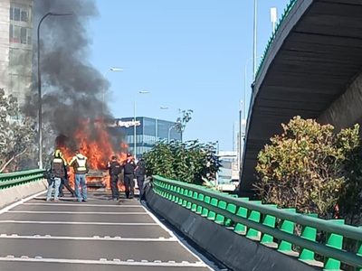 Así fue el incendio de un automóvil que bajaba del segundo piso de Periférico