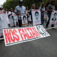 Padres de los 43 van a la PGR y exigen renuncia de Zerón (Video)