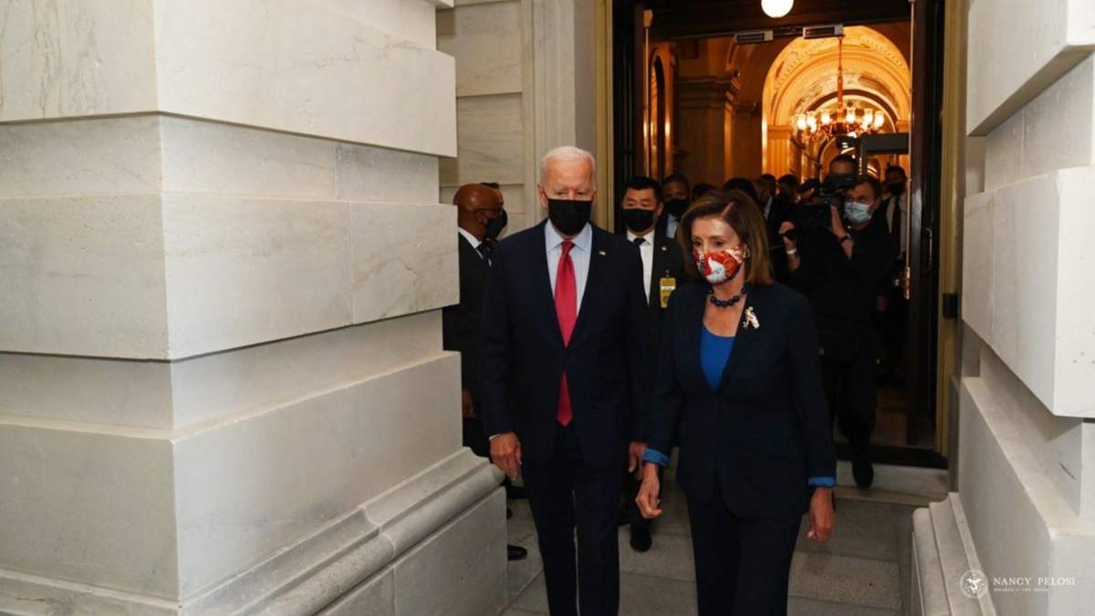 El presidente Joe Biden y la presidenta de la Cámara de Representantes, Nancy Pelosi