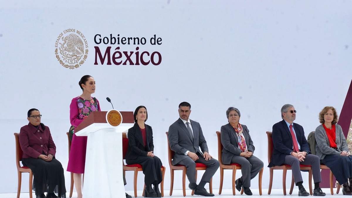 Sheinbaum estuvo acompañada en el templete de todo su gabinete central