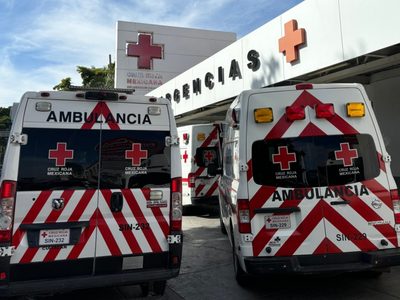 Civiles armados esposan y golpean a paramédicos de la Cruz Roja en Culiacán