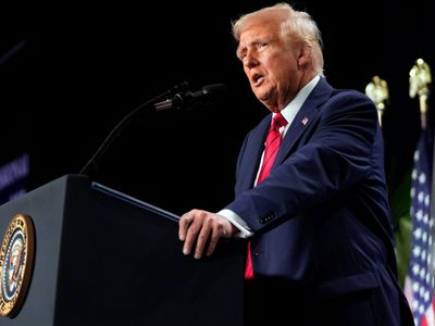 Despidos, congelaciones y recortes: Las medidas de Trump contra empleados y programas federales