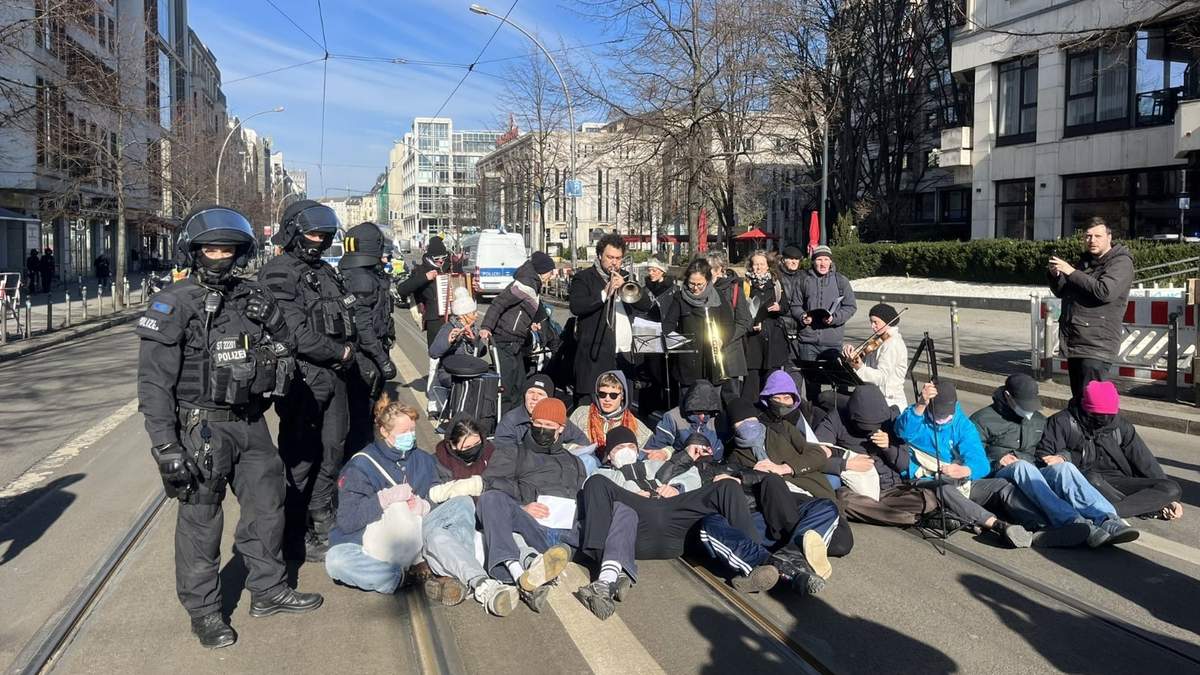 Manifestantes se sientan en la calle para impedir la marcha de un contingente neonazi en Berlín