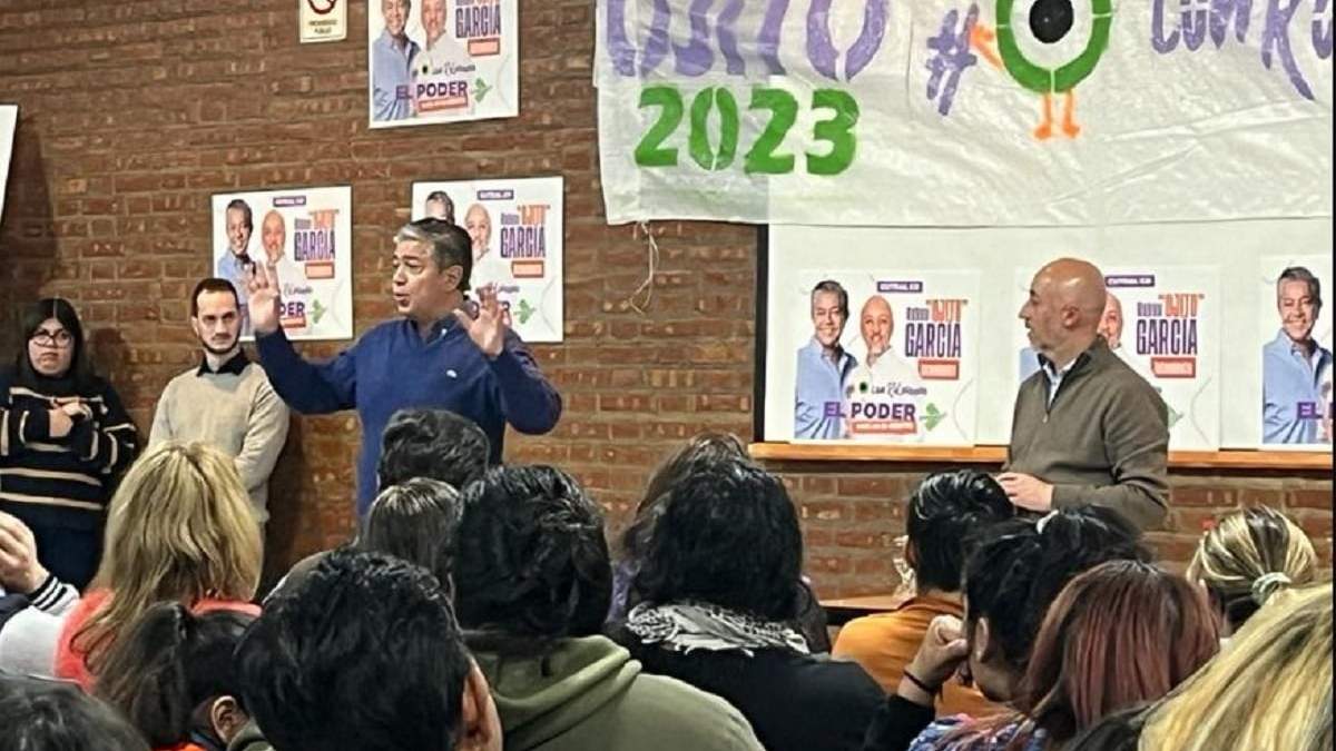 Rolando Figueroa se reunió con vecinos de la Comarca Petrolera. Fuente: (Prensa Comunidad)