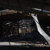Padres, madres y vecinos de la Escuela 207 advirtieron que demolerán el galpón incendiado con sus propias manos