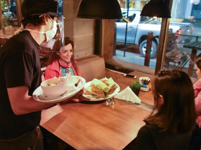 Mayores flexibilizaciones para los gastronómicos, cines y teatros en Neuquén Capital