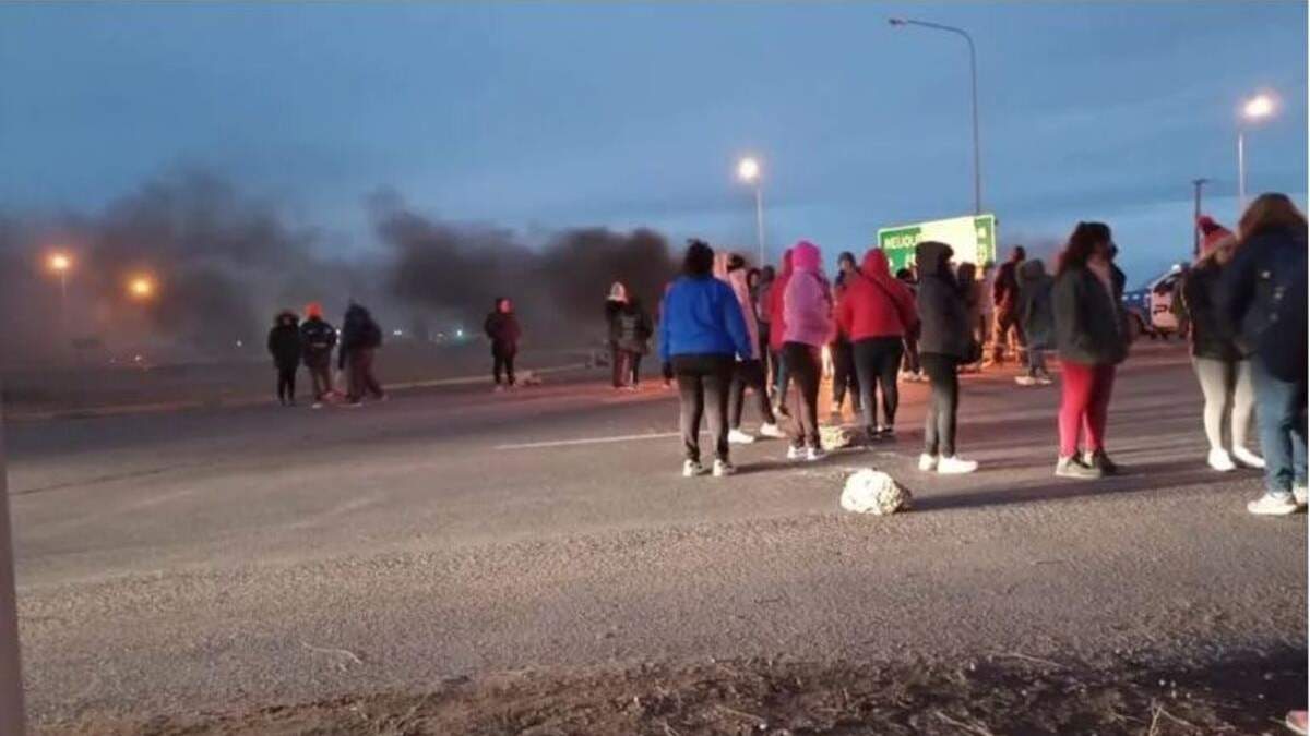 Los manifestantes piden que se termine la persecución en contra de la vecinalista de Ester Villalobos. Fuente: (Oeste Neuquino)