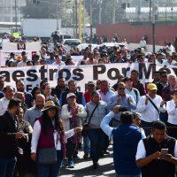 Pupilo de Gordillo encabeza mitin frente a San Lázaro para exigir la restitución de la maestra en el SNTE