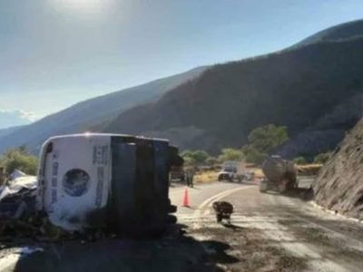 Mueren 18 migrantes y otros 27 resultan heridos al volcar autobús en Oaxaca