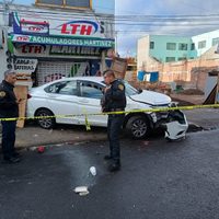 Muere mujer de la tercera edad al impactarse un vehículo contra su negocio