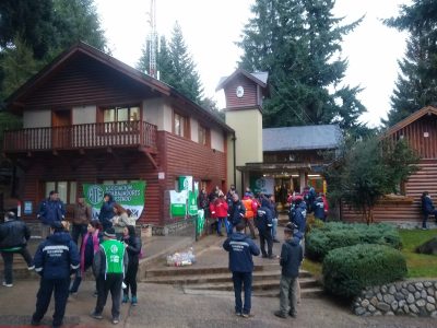 Trabajadores de Villa La Angostura reclamaron el bono de 80 mil pesos