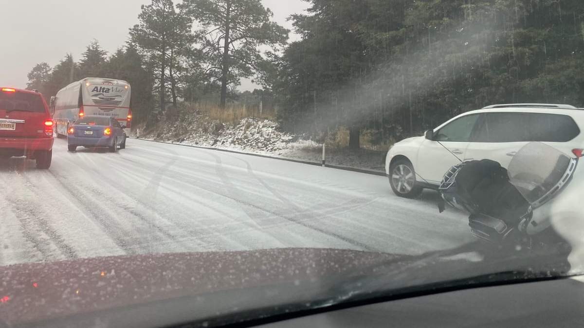 La granizada se registró entre los kilómetros 35 y 43 de la autopista México-Cuernavaca