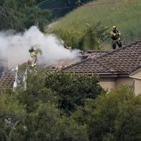 Mueren dos personas y un perro al estrellarse avioneta en vecindario de Los Ángeles