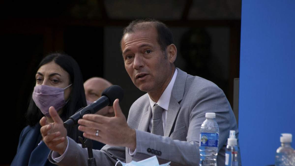 El gobernador Omar Gutiérrez encabezó el acto en el que participaron funcionarios provinciales y nacionales. Fuente: (Twitter)