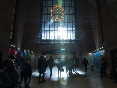 Hombre que apuñaló a turistas en estación de tren de Nueva York recibe 26 años de prisión