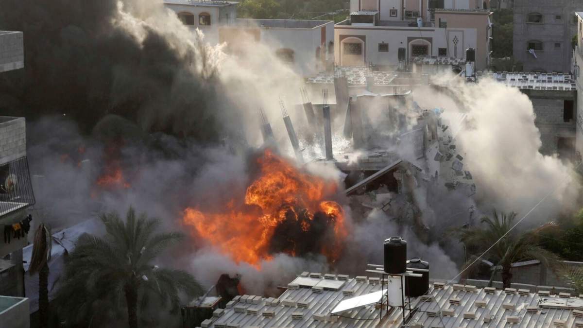 Humo y llamas en un edificio luego de una explosión causada por un ataque aéreo israelí en Gaza, el sábado 13 de mayo de 2023.