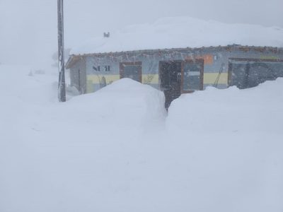 El minimercado tapado de nieve que sigue atendiendo a sus clientes