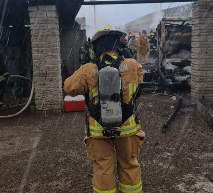 El personal del cuerpo de bomberos acudió a atender el percance