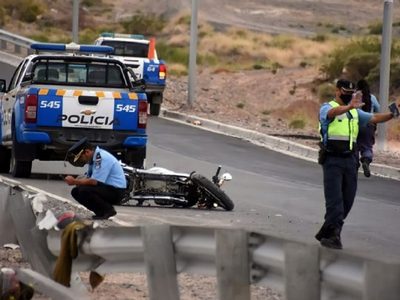 Conmoción: falleció el policía que chocó con su moto sobre la ruta 7 en Neuquén Capital