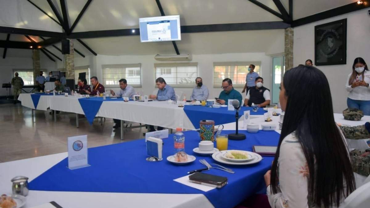 La gobernadora de Colima en una reunión de seguridad