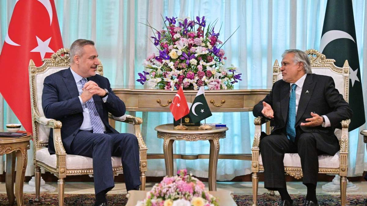 El ministro turco de Exteriores, Hakan Fidan, a la izquierda, se reúne con su homólogo paquistaní Ishaq Dar en Islamabad, Pakistán