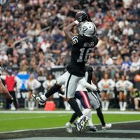 Raiders resisten y vencen 21-17 a Patriots, pero pierden a Garoppolo por lesión